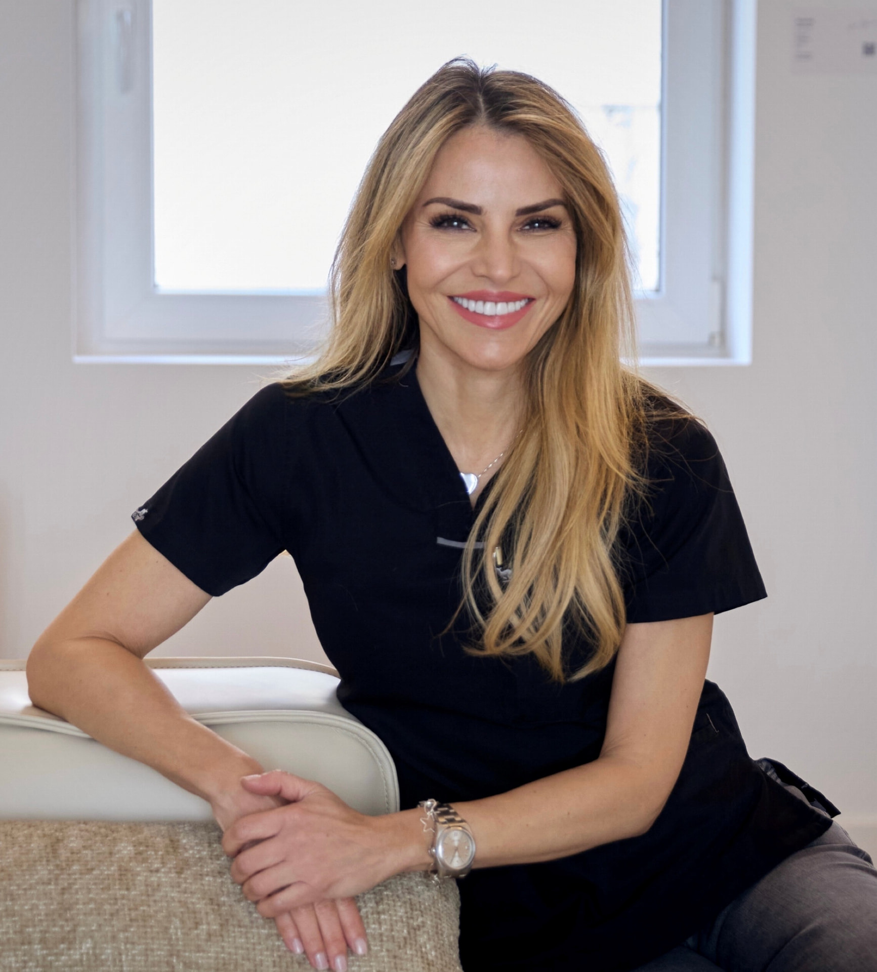 Portrait von Adriana Miron, Fachärztin für Plastische und Ästhetische Chirurgie